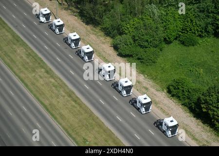 Beaucoup de camions sans remorques sur la route ouverte Banque D'Images