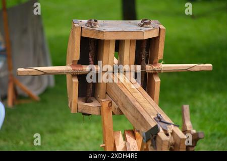 Ancienne ballista romaine avec une flèche de lancement chargée, gros plan Banque D'Images