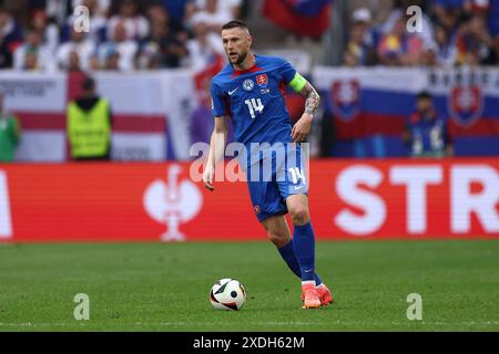 Milan Skriniar de Slovaquie en action lors du match de l'UEFA Euro 2024 Groupe E entre la Slovaquie et l'Ukraine à la Dusseldorf Arena le 21 juin 2024 à Dusseldorf, Allemagne . Banque D'Images