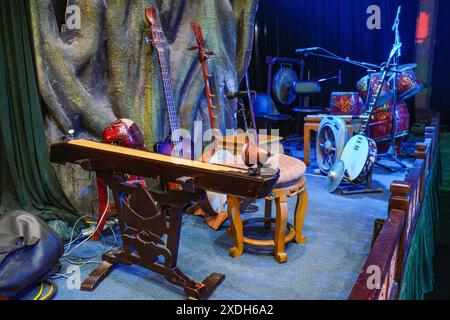 Hanoi, Vietnam - 28 février 2024 : instruments de musique vietnamiens traditionnels au théâtre de marionnettes Thang long Water Banque D'Images