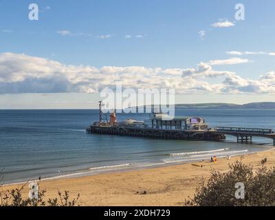 East Cliff, Bournemouth, Royaume-Uni - 22 avril 2024 : vue sur la falaise d'East Cliff Beach et de Bournrmouth Pier avec Studland en arrière-plan. Banque D'Images