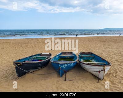 Middle Chine Beach, Bournemouth, Royaume-Uni - 6 juin 2024 : trois chaloupes sur la plage de sable. Banque D'Images