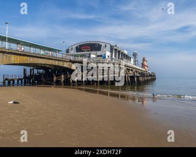 West Cliff Beach, Bournemouth, Royaume-Uni - 10 mai 2024 : jetée de Bournemouth vue d'une plage vide de West Cliff Beach. Banque D'Images