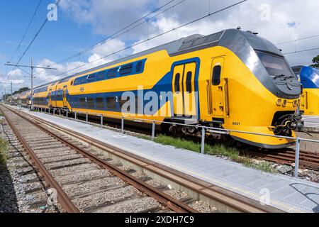 Nederlandse Spoorwegen VIRM train à la gare d'Enkhuizen Banque D'Images