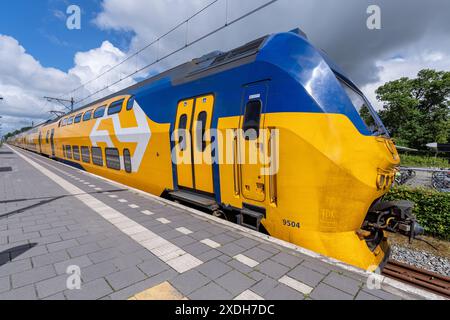 Nederlandse Spoorwegen VIRM train à la gare d'Enkhuizen Banque D'Images