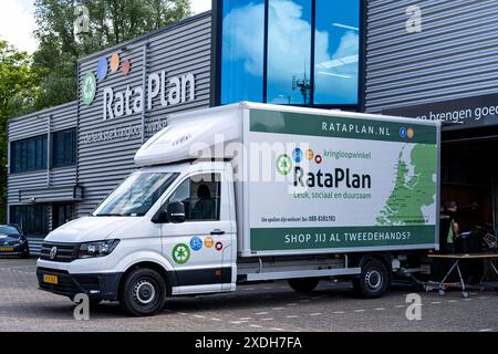 Rataplan Volkswagen Crafter dans une friperie à Schagen, pays-Bas Banque D'Images