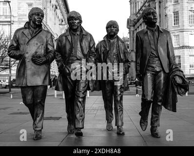 La statue des Beatles, Pier Head, Liverpool, Merseyside, Angleterre, ROYAUME-UNI Banque D'Images