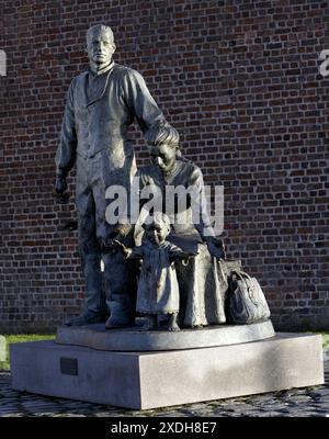 The Legacy sculpture - The Crossing - Royal Albert Dock, Liverpool, Merseyside, Angleterre, Royaume-Uni Banque D'Images