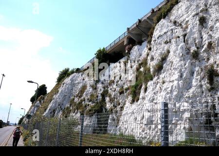 falaises de craie dans la ville de ramsgate, thanet, est kent, royaume-uni juin 2024 Banque D'Images