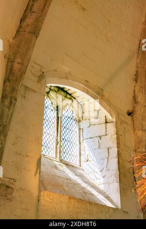 La fenêtre détaille l'intérieur de la cuisine des Abbots à Glastonbury Abbey Ruins, maintenant un monument antique planifié, Somerset, Angleterre, Royaume-Uni Banque D'Images
