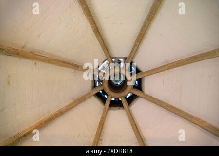 L'architecture du toit à l'intérieur de la cuisine des Abbots à Glastonbury Abbey Ruins, maintenant un monument antique planifié, Somerset, Angleterre, Royaume-Uni Banque D'Images