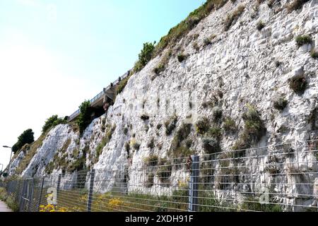 falaises de craie dans la ville de ramsgate, thanet, est kent, royaume-uni juin 2024 Banque D'Images