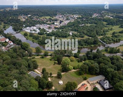 Bad Muskau, Allemagne. 20 juin 2024. Vue sur le Hermannsbad et le pavillon de musique dans le parc Fürst-Pückler sur la Neisse Lusatian, la frontière avec la Pologne. (Vue aérienne avec drone) crédit : Robert Michael/dpa/Alamy Live News Banque D'Images