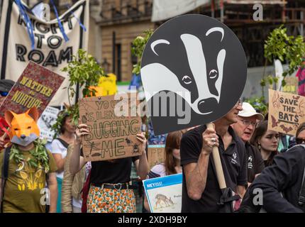 Londres, Royaume-Uni - 22 juin 2024 : des activistes protestent contre la marche Restore nature Now pour la protection de l'environnement. Des organisations comme la RSPB, WWF, National Trust, extinction Rebellion et d'autres se sont unies pour la marche. Banque D'Images