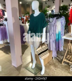 Une vue rapprochée d'un mannequin, dans une boutique de dames moderne au Royaume-Uni. Banque D'Images