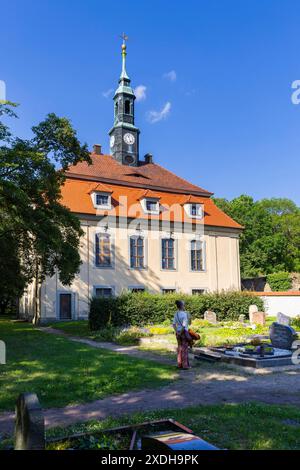 Schlosspark Tiefenau Schloss Tiefenau ist eine denkmalgeschützte Schlossanlage in Tiefenau, einem Ortsteil der Gemeinde Wülknitz im Meißen Landkreis sächsischen. Die am Anfang des 18. Jahrhunderts im barocken Stil errichtete ehemalige Schloss- beziehungsweise Rittergutsanlage ist mit einem Park, der einstigen Schlosskapelle und einem angrenzenden Friedhof unmittelbar neben der Bundesstraße 169 zu finden. DAS Tiefenauer Schloss selbst wurde im Jahre 1948 gesprengt. 2019 wurden Sanierungsarbeiten im alten Rittergut begonnen. Inzwischen befinden sich Park und Kapelle in einem gepflegten Zustand u Banque D'Images