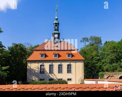 Schlosspark Tiefenau Schloss Tiefenau ist eine denkmalgeschützte Schlossanlage in Tiefenau, einem Ortsteil der Gemeinde Wülknitz im Meißen Landkreis sächsischen. Die am Anfang des 18. Jahrhunderts im barocken Stil errichtete ehemalige Schloss- beziehungsweise Rittergutsanlage ist mit einem Park, der einstigen Schlosskapelle und einem angrenzenden Friedhof unmittelbar neben der Bundesstraße 169 zu finden. DAS Tiefenauer Schloss selbst wurde im Jahre 1948 gesprengt. 2019 wurden Sanierungsarbeiten im alten Rittergut begonnen. Inzwischen befinden sich Park und Kapelle in einem gepflegten Zustand u Banque D'Images