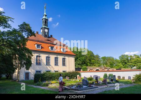 Schlosspark Tiefenau Schloss Tiefenau ist eine denkmalgeschützte Schlossanlage in Tiefenau, einem Ortsteil der Gemeinde Wülknitz im Meißen Landkreis sächsischen. Die am Anfang des 18. Jahrhunderts im barocken Stil errichtete ehemalige Schloss- beziehungsweise Rittergutsanlage ist mit einem Park, der einstigen Schlosskapelle und einem angrenzenden Friedhof unmittelbar neben der Bundesstraße 169 zu finden. DAS Tiefenauer Schloss selbst wurde im Jahre 1948 gesprengt. 2019 wurden Sanierungsarbeiten im alten Rittergut begonnen. Inzwischen befinden sich Park und Kapelle in einem gepflegten Zustand u Banque D'Images