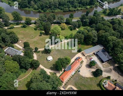 Bad Muskau, Allemagne. 20 juin 2024. Vue sur le Hermannsbad et le pavillon de musique dans le parc Fürst-Pückler sur la Neisse Lusatian, la frontière avec la Pologne. (Vue aérienne avec drone) crédit : Robert Michael/dpa/Alamy Live News Banque D'Images