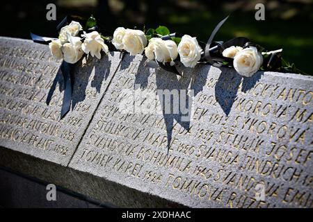 Miretice, République tchèque. 23 juin 2024. Une réunion commémorative pour honorer les victimes de la tragédie du village de Lezaky, anéantie par les nazis en 1942, a eu lieu au mémorial de Lezaky, Miretice, République tchèque, le 23 juin 2024. Crédit : Lubos Pavlicek/CTK photo/Alamy Live News Banque D'Images