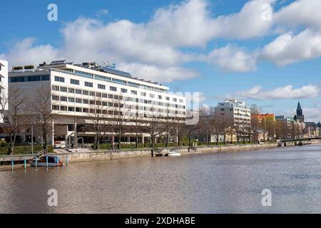 Radisson Blu Marina Palace Hotel et autres bâtiments sur la rive de la rivière aura à Turku, Finlande Banque D'Images