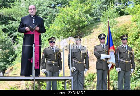 Miretice, République tchèque. 23 juin 2024. Le vicaire général Jan Paseka, à gauche, prend la parole lors d'une réunion commémorative en l'honneur des victimes de la tragédie dans le village de Lezaky, anéantie par les nazis en 1942, au Mémorial de Lezaky, Miretice, République tchèque, le 23 juin 2024. Crédit : Lubos Pavlicek/CTK photo/Alamy Live News Banque D'Images