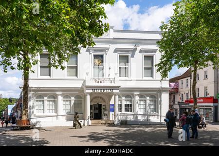 Le musée Willis et la galerie Salisbury à Basingstoke Market place - un musée d'histoire locale présentant diverses expositions. Angleterre Banque D'Images