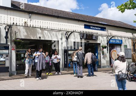 Visiteurs et navetteurs à la gare de Winchester - chaque centimètre du bâtiment de chemin de fer victorien traditionnel, avec une façade blanche éclatante. Angleterre Banque D'Images