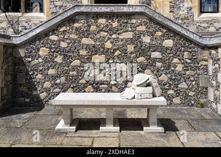 Banc en pierre commémoratif de la première Guerre mondiale avec un sac de kit de soldats, une bouteille d'eau, une baïonnette et un casque pour les soldats qui ont traversé Morn Hill. Winchester, Royaume-Uni Banque D'Images