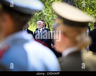 Miretice, République tchèque. 23 juin 2024. Le président tchèque Petr Pavel assiste à une réunion commémorative pour honorer les victimes de la tragédie dans le village de Lezaky, détruit par les nazis en 1942, au Mémorial de Lezaky, Miretice, République tchèque, le 23 juin 2024. Crédit : Lubos Pavlicek/CTK photo/Alamy Live News Banque D'Images