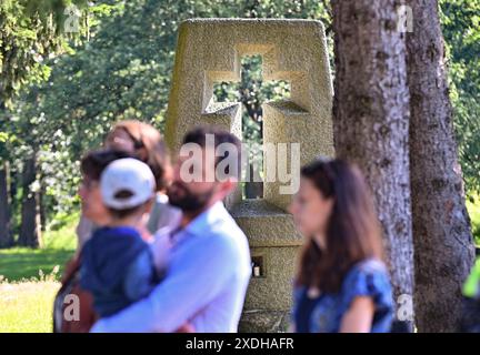 Miretice, République tchèque. 23 juin 2024. Une réunion commémorative pour honorer les victimes de la tragédie du village de Lezaky, anéantie par les nazis en 1942, a eu lieu au mémorial de Lezaky, Miretice, République tchèque, le 23 juin 2024. Crédit : Lubos Pavlicek/CTK photo/Alamy Live News Banque D'Images