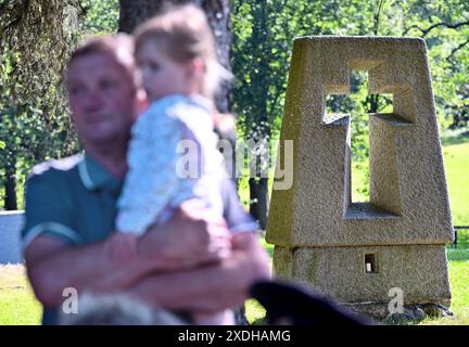 Miretice, République tchèque. 23 juin 2024. Une réunion commémorative pour honorer les victimes de la tragédie du village de Lezaky, anéantie par les nazis en 1942, a eu lieu au mémorial de Lezaky, Miretice, République tchèque, le 23 juin 2024. Crédit : Lubos Pavlicek/CTK photo/Alamy Live News Banque D'Images