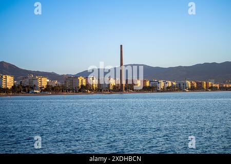 MALAGA, ESPAGNE - 22 JUIN 2024 : marcher sur la promenade maritime le matin à Malaga, Espagne le 22 juin 2024 Banque D'Images