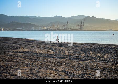 MALAGA, ESPAGNE - 22 JUIN 2024 : marcher sur la promenade maritime le matin à Malaga, Espagne le 22 juin 2024 Banque D'Images