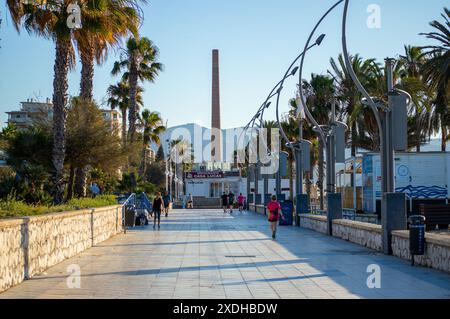 MALAGA, ESPAGNE - 22 JUIN 2024 : marcher sur la promenade maritime le matin à Malaga, Espagne le 22 juin 2024 Banque D'Images