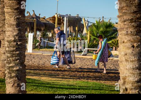 MALAGA, ESPAGNE - 22 JUIN 2024 : marcher sur la promenade maritime le matin à Malaga, Espagne le 22 juin 2024 Banque D'Images