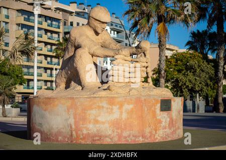 MALAGA, ESPAGNE - 22 JUIN 2024 : Statue 'Espeto' sur la promenade maritime à Malaga, Espagne le 22 juin 2024 Banque D'Images