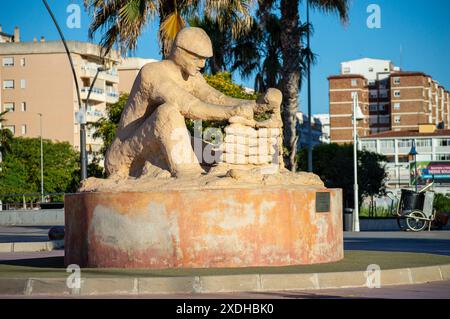 MALAGA, ESPAGNE - 22 JUIN 2024 : Statue 'Espeto' sur la promenade maritime à Malaga, Espagne le 22 juin 2024 Banque D'Images