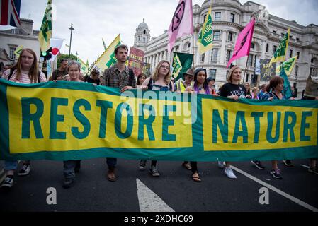 Londres, Royaume-Uni. 22 juin 2024. Les manifestants défilent avec une grande bannière lors de la marche Restore nature Now dans le centre de Londres. Restore nature Now March des militants et des groupes environnementaux se sont réunis pour la plus grande marche pour la nature jamais vue. Crédit : SOPA images Limited/Alamy Live News Banque D'Images