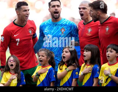 Le Portugais Cristiano Ronaldo (à gauche) encourage ses coéquipiers et les jeunes mascottes lors de l'hymne national avant le match du Groupe F de l'UEFA Euro 2024 au stade BVB de Dortmund, en Allemagne. Date de la photo : samedi 22 juin 2024. Banque D'Images