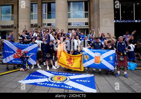 Les supporters écossais à Stuttgart avant leur match de l'Euro 2024 contre la Hongrie ce soir. Date de la photo : dimanche 23 juin 2024. Banque D'Images