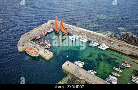 Portsoy Aberdeenshire Scotland Boat Festival bateaux amarrés dans les murs extérieurs du port Banque D'Images