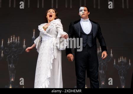 Les acteurs de Phantom of the Opera se produisent en costume en direct sur scène au West End Live West End Live rassemble tous les théâtres musicaux sur une seule scène pendant un week-end. Samedi 22 juin 2024 comédies musicales dont Wicked, fantôme de l'Opéra, Frozen, A Chorus Line, Operation Mincemeat, Babies the musical, Mean Girls, Moulin Rouge, Cabaret, The Book of Mormon, Sister Act, Hamilton, les Misérables et Emerald Storm. Les présentateurs de la journée étaient Mazz Murray Hannah Lowther et Bradly Jaden. La foule a rempli Trafalagr Square à pleine capacité une fois de plus. (Photo Bonnie Britain/SOPA images/SIPA USA) Banque D'Images