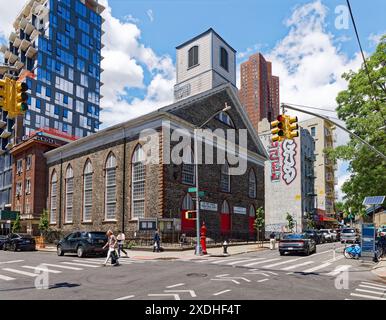 NYC Chinatown : la première église presbytérienne chinoise est l'ancienne église réformée du Nord, un monument de New York construit en 1819 à Manhattan Schist. Banque D'Images