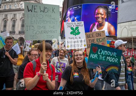 Londres / Royaume-Uni - 22 juin 2024 : des activistes protestent lors de la marche Restore nature Now pour la protection de l'environnement. 350 organisations dont la RSPB, WWF, National Trust, extinction Rebellion et d'autres se sont unies pour la marche. Banque D'Images
