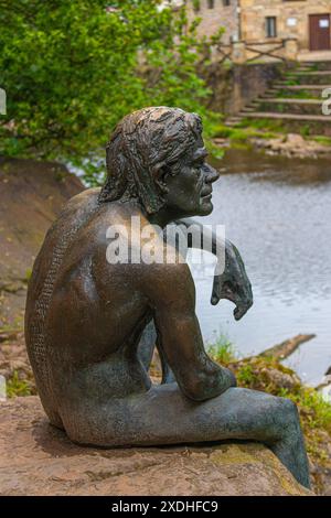 Statue en bronze de la légende urbaine, le «poisson de Lierganes» à côté du pont romain à Lierganes, Cantabrie, Espagne surplombant la Rive Meira Banque D'Images