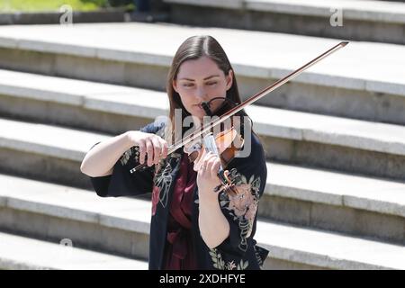 La violoniste Zoe Conway jouant lors d'une cérémonie de commémoration Stardust au Garden of Remembrance à Dublin, en l'honneur des victimes, survivants et personnes touchées par l'incendie Stardust à Dublin. Date de la photo : dimanche 23 juin 2024. Banque D'Images