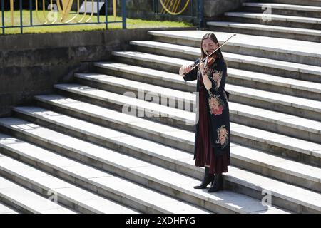 La violoniste Zoe Conway jouant lors d'une cérémonie de commémoration Stardust au Garden of Remembrance à Dublin, en l'honneur des victimes, survivants et personnes touchées par l'incendie Stardust à Dublin. Date de la photo : dimanche 23 juin 2024. Banque D'Images