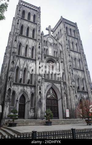 Hanoi, Vietnam - 7 février 2024 : extérieur de la cathédrale Saint-Joseph, à Hanoi, Vietnam Banque D'Images