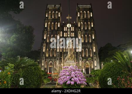 Hanoi, Vietnam - 7 février 2024 : vue en soirée de la cathédrale Saint-Joseph, à Hanoi, Vietnam Banque D'Images